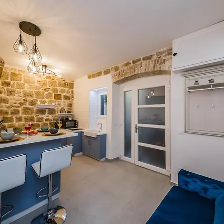 Angels-split **** Apartment Split