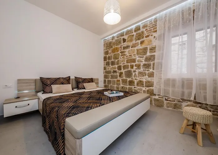 Apartment Angels-split **** *