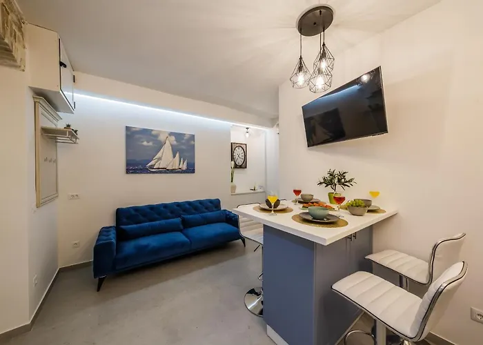 Angels-split **** Apartment Split