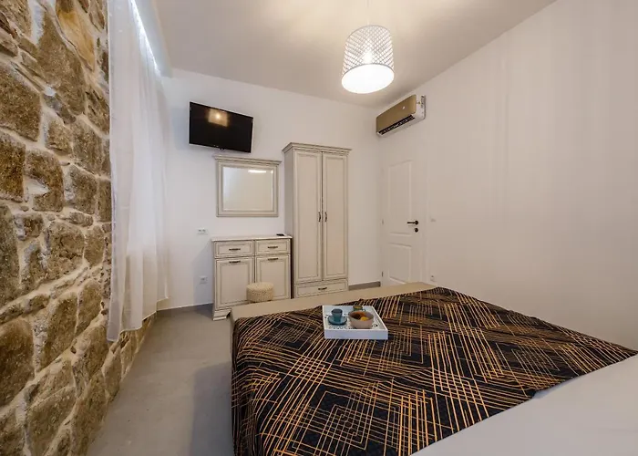 Angels-split **** Apartment