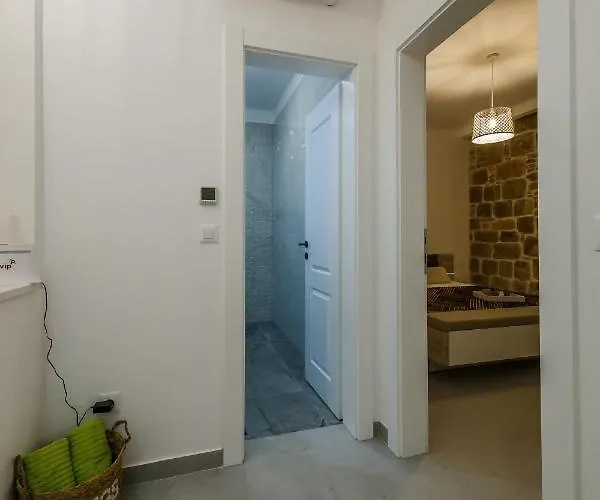 Angels-split **** Apartment