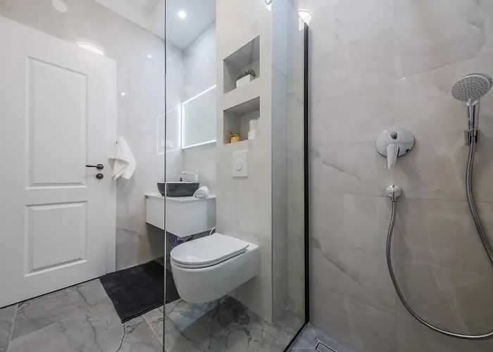 Angels-split **** Apartment Split