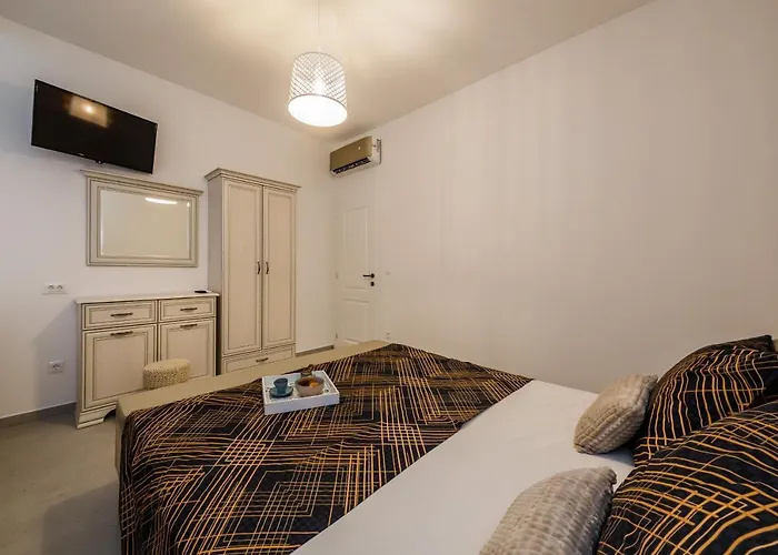 Apartment Angels-split ****